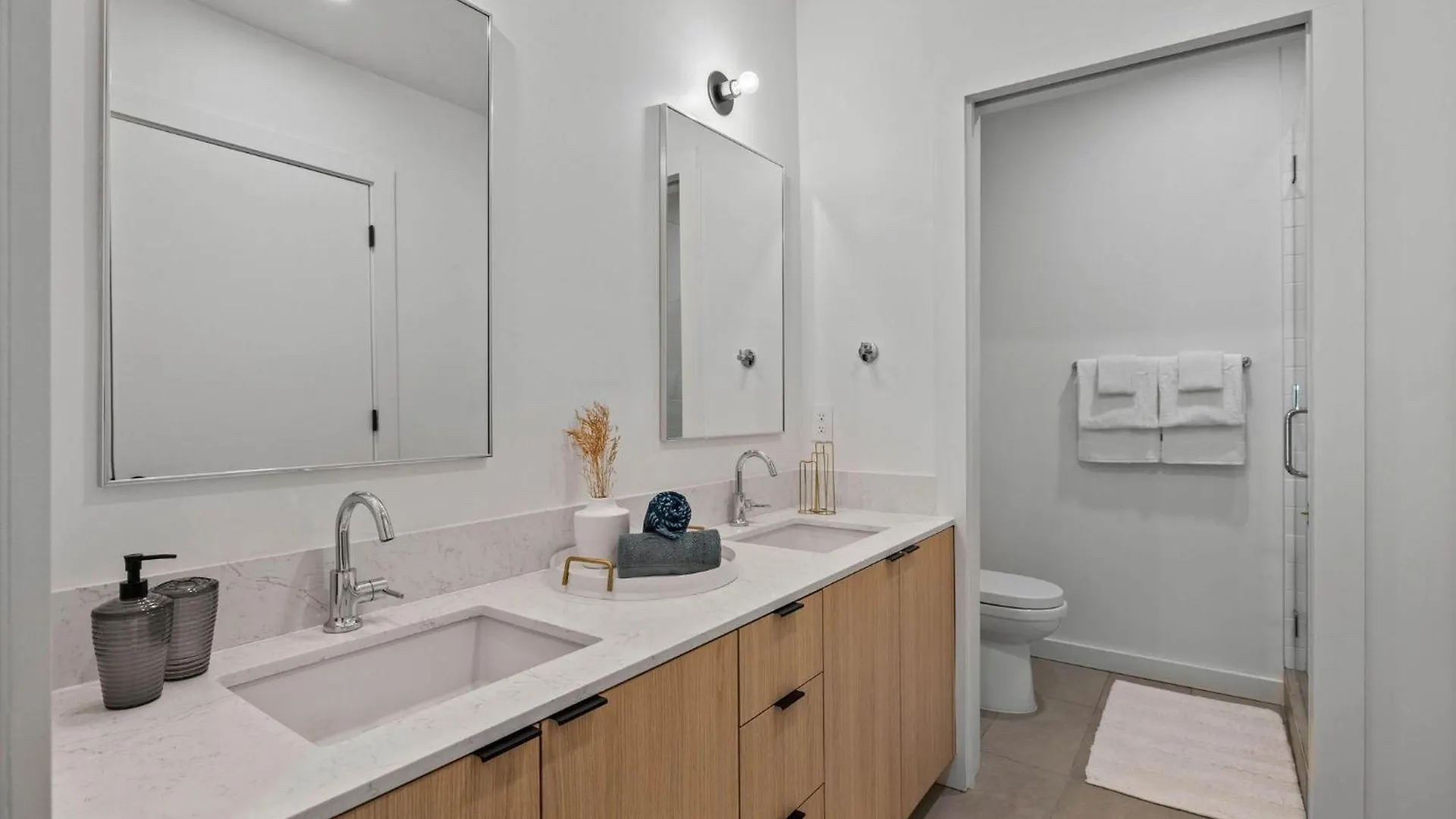 Ferienhaus Villa Hyve -Tropical Peach -Walk To Broadway - Pool&Gym! Nashville