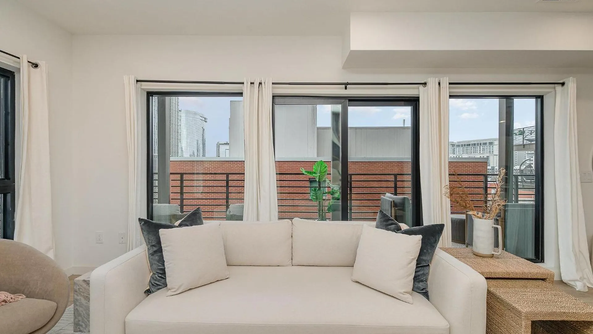 Villa Hyve -Tropical Peach -Walk To Broadway - Pool&Gym! Nashville Ferienhaus